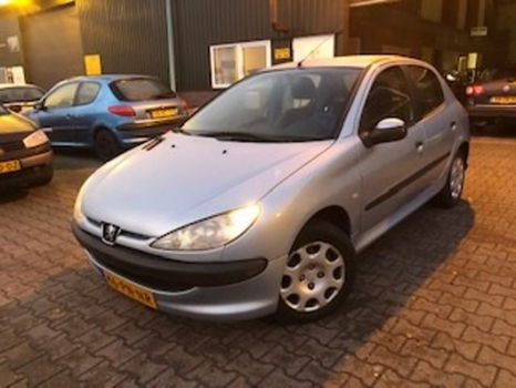 Peugeot 206 - 1.4 + NIEUWE APK AIRCO 5-drs Stuurbekrachtiging - 1