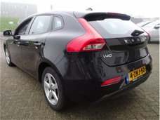 Volvo V40 - 1.6 D2 Kinetic van 1ste eig. met parkeersensoren en navigatie en carkit en airco