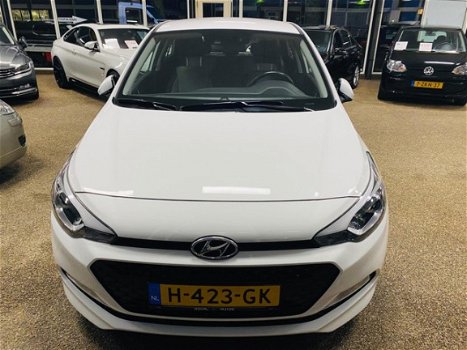 Hyundai i20 - 1.2 HP i-Motion AIRCO / ACHTERUIT RIJ CAMERA / BOMVOL / ACTIE - 1