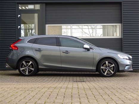 Volvo V40 - 1.5 T3 Polar+ Sport | Panoramadak | Harman Kardon | Keyless | DAB+ | Parkeerassistent | - 1