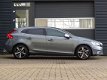 Volvo V40 - 1.5 T3 Polar+ Sport | Panoramadak | Harman Kardon | Keyless | DAB+ | Parkeerassistent | - 1 - Thumbnail