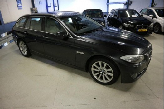 BMW 5-serie Touring - 523i High Executive F1 + Leer + Auto + Chrome + Xenon + Grote Navi - 1