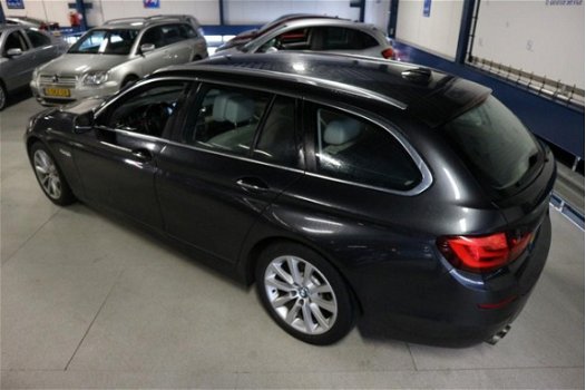 BMW 5-serie Touring - 523i High Executive F1 + Leer + Auto + Chrome + Xenon + Grote Navi - 1