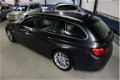 BMW 5-serie Touring - 523i High Executive F1 + Leer + Auto + Chrome + Xenon + Grote Navi - 1 - Thumbnail