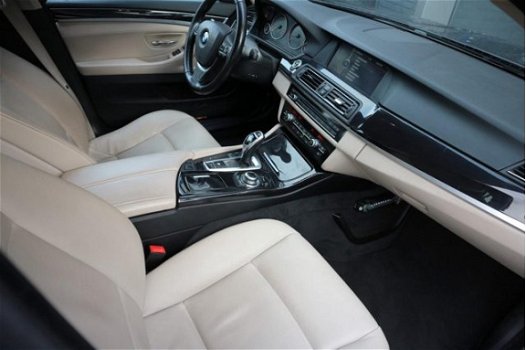 BMW 5-serie Touring - 523i High Executive F1 + Leer + Auto + Chrome + Xenon + Grote Navi - 1