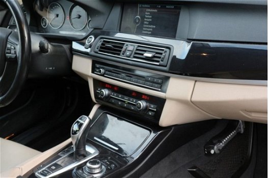 BMW 5-serie Touring - 523i High Executive F1 + Leer + Auto + Chrome + Xenon + Grote Navi - 1