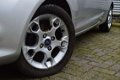 Ford Fiesta - 1.25 Titanium *Zeer nette auto* Open dak* Trekhaak* Airco* Zeeuw & Zeeuw Alphen a/d Ri - 1 - Thumbnail