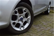 Ford Fiesta - 1.25 Titanium *Zeer nette auto* Open dak* Trekhaak* Airco* Zeeuw & Zeeuw Alphen a/d Ri