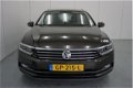 Volkswagen Passat Variant - 1.6 TDI Business Edition R | Navigatie | Parkeersensoren | Trekhaak | - 1 - Thumbnail