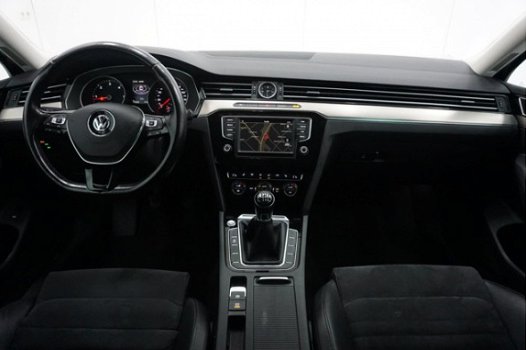 Volkswagen Passat Variant - 1.6 TDI Business Edition R | Navigatie | Parkeersensoren | Trekhaak | - 1