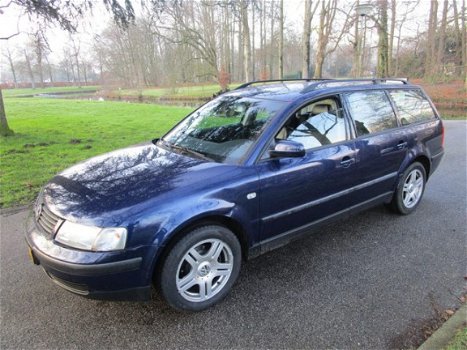 Volkswagen Passat Variant - 2.3 V5 automaat.clima.stoelverwarming.trekhaak.cruise control - 1