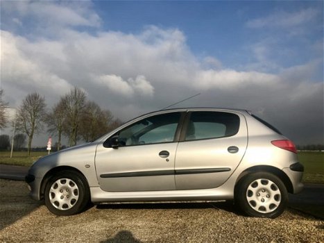 Peugeot 206 - 1.4 Gentry, BJ 2000, Weinig km, APK Jan 2021, NAP - 1