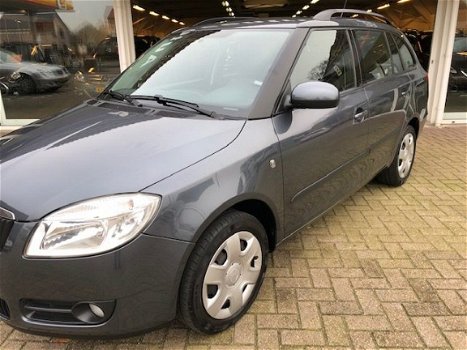 Skoda Fabia Combi - 1.2-12V Go Airco / Trekhaak / Pdc / Grey-edition - 1