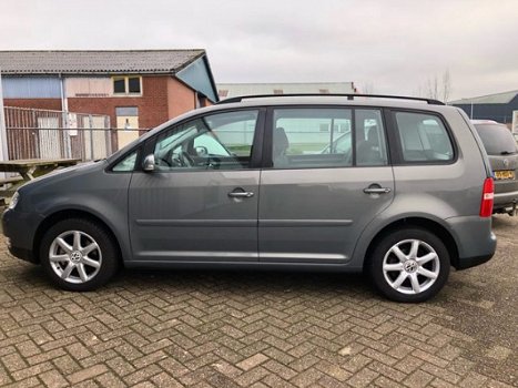 Volkswagen Touran - 2.0-16V FSI Trendl. GOED ADVERTENTIE LEZEN - 1