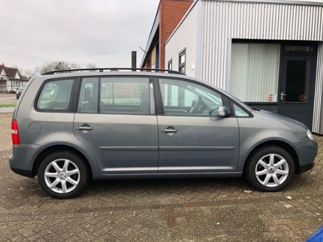 Volkswagen Touran - 2.0-16V FSI Trendl. GOED ADVERTENTIE LEZEN - 1