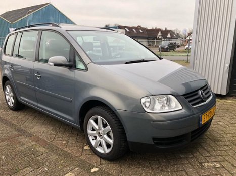 Volkswagen Touran - 2.0-16V FSI Trendl. GOED ADVERTENTIE LEZEN - 1