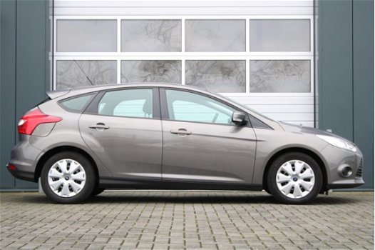 Ford Focus - 1.0 EcoBoost Trend Airco/Cruise/Elek.Ramen/C.V./Navi/PDC/Bluetooth/Trekhaak/Dealeronder - 1