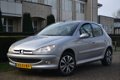 Peugeot 206 - 1.4 Gentry 5Drs. Airco Elek. Ramen APK + Inruil Mogelijk - 1 - Thumbnail