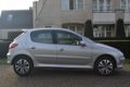 Peugeot 206 - 1.4 Gentry 5Drs. Airco Elek. Ramen APK + Inruil Mogelijk - 1 - Thumbnail