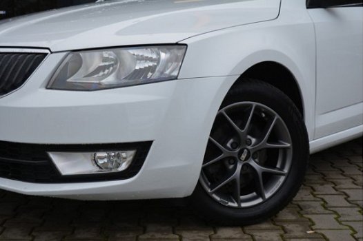 Skoda Octavia Combi - 1.2 TSI Ambition Businessline | Dealer Onderhouden | 16 Inch | Parkeer Sensore - 1