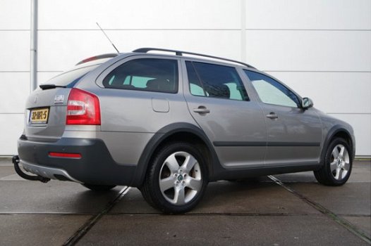 Skoda Octavia Combi - 2.0 TDI (140 PK) Scout 4x4 / Navigatie/ Climate/ Telefoon/ Cruise-controle/ Tr - 1