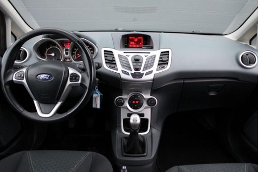 Ford Fiesta - 1.25 Titanium 82 PK / Bluetooth / Parkeersensoren / Cruise / Clima - 1
