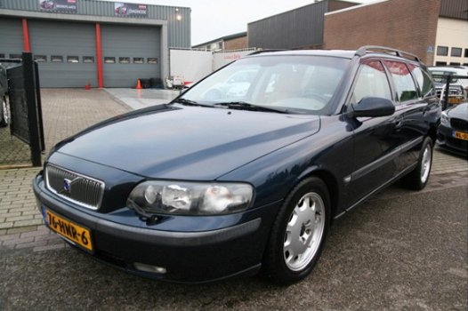 Volvo V70 - 2.4 D5 AWD Geartronic AUT Leer 4x4 Airco 2003 - 1