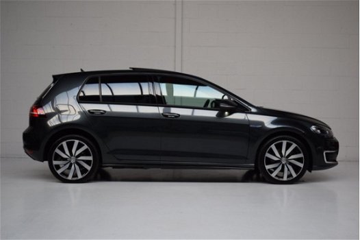 Volkswagen Golf - 1.4 TSI GTE 204PK EX BTW/Panoramadak/Xenon/Trekhaak/ORG.NED&1eEIG/18