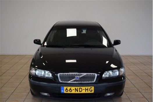 Volvo V70 - 2.4 D5 Edition II Navigatie/Dealer-onderhouden/Trekhaak/Half-leder - 1