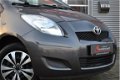 Toyota Yaris - 1.0 VVTi Acces 5DRS| AIRCO| NW. APK| NETTE AUTO - 1 - Thumbnail