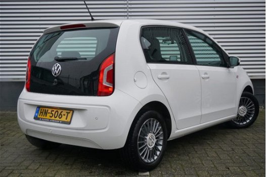 Volkswagen Up! - 1.0/60PK High Up Executive · Navigatie · Parkeersensoren · Pan.dak - 1