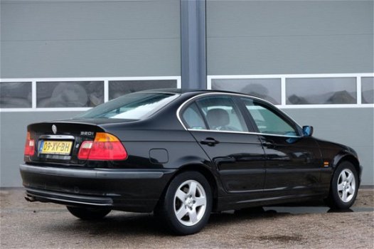 BMW 3-serie - 320i 150PK | Airco | Nieuwe apk - 1