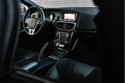 Volvo V40 - 2.0 D3 Business Sport | Stoelverwarming | DAB | Parkeersensoren | Klimaat + Cruise contr - 1