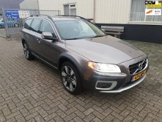 Volvo XC70 - 2.4 D5 Summum LEER NAVI SCHUIF KANTELDAK TREKHAAK 19 INCH LM