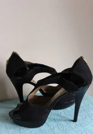 Zwarte pumps met open teen, plateau en ritsje achterzijde - nr. 1