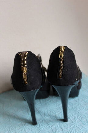 Zwarte pumps met open teen, plateau en ritsje achterzijde - Afbeelding 3