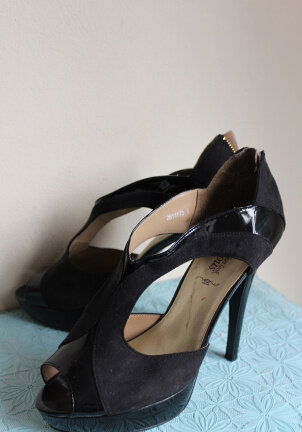 Zwarte pumps met open teen, plateau en ritsje achterzijde - Afbeelding 4