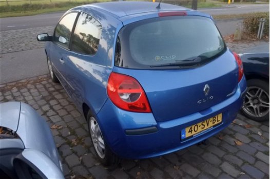 Renault Clio - 1.4-16V Dynamique Luxe motor loopt opstooring - 1