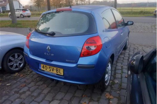 Renault Clio - 1.4-16V Dynamique Luxe motor loopt opstooring - 1
