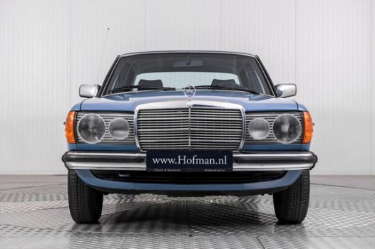 Mercedes-Benz 200-serie - 200D W123 - 1