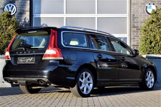 Volvo V70 - V70 2.4 D5 215PK SUMMUM ORG. NL LEDER NAVI SCH.DAK - 1