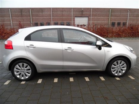 Kia Rio - 1.2 CVVT World Cup Edition 5 deurs , airco, navigatie - 1