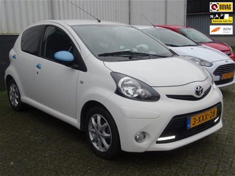 Toyota Aygo - 1.0 VVT-i Dynamic Blue ZEER LUXE = NOVEMBER 2014 - 1