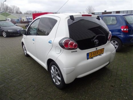 Toyota Aygo - 1.0 VVT-i Dynamic Blue ZEER LUXE = NOVEMBER 2014 - 1