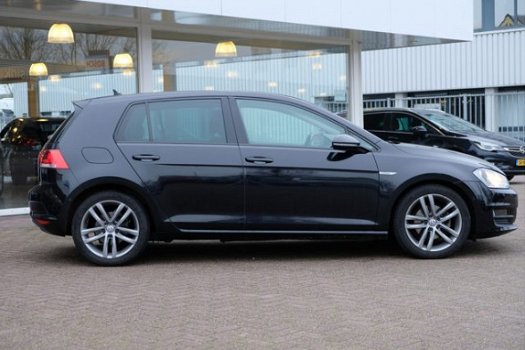 Volkswagen Golf - 1.6 TDi 110pk 6-bak 5-drs Highline | Climate | Navi | Trekhaak - 1