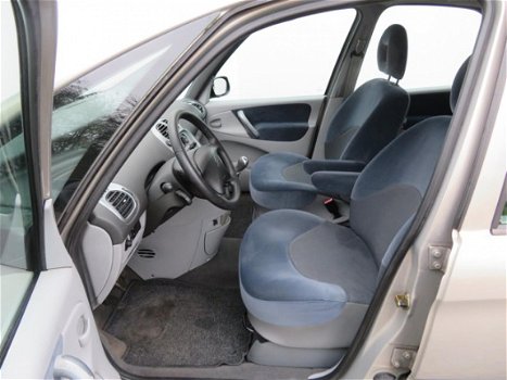 Citroën Xsara Picasso - 1.8i-16V Différence 2 - 1