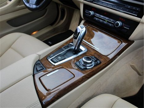 BMW 5-serie Touring - 520i Executive AUTOMAAT LEER / NAVIGATIE PROFFESIONAL / EDELHOUT ESSENPDC V/A - 1
