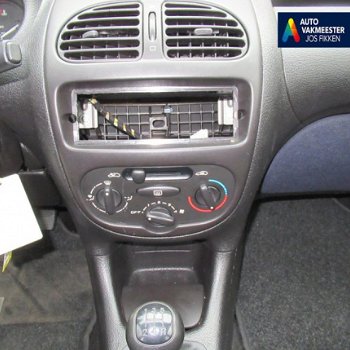 Peugeot 206 - 1.1 XN Centrale deurvergrendeling; Stuurbekrachtiging, startonderbreker; hoofdsteunen - 1