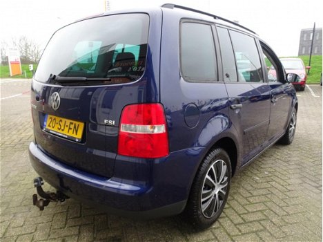 Volkswagen Touran - 1.6-16V FSI Business 7 persoon van 1ste Eig en met trekhaak en airco en carkit - 1