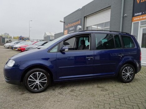 Volkswagen Touran - 1.6-16V FSI Business 7 persoon van 1ste Eig en met trekhaak en airco en carkit - 1